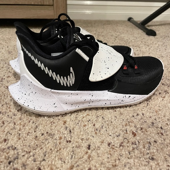 kyrie 3 low white black